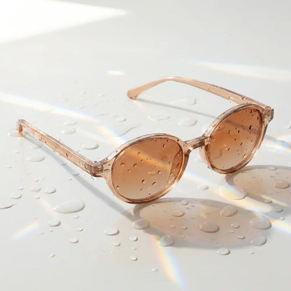 Lentes sol Capri polarizados UV400 sobre superficie con agua y luz natural Bonoboss #color_champagne