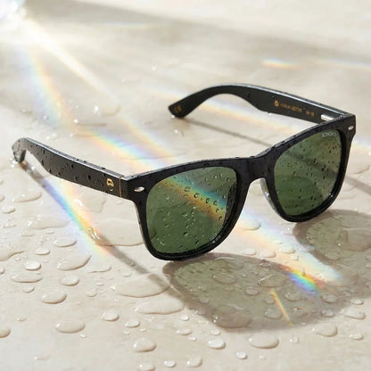 Lentes sol Acacia Dark polarizados UV400 sobre superficie con agua y luz natural Bonoboss #color_g15