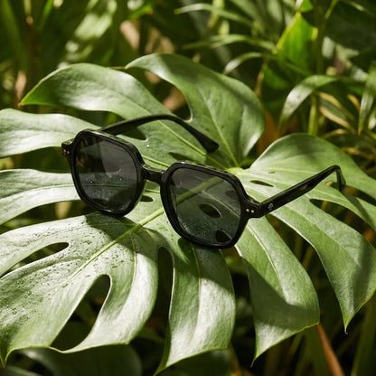 Canarias en negro lentes polarizados de frente patas de madera #color_negro