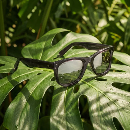 Vista frontal del modelo Acacia Reverse lentes de sol mujer cristal espejado gris patas de madera #color_espejado-gris