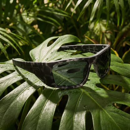 Salmon Seeker gafas de sol diseño frontal para hombre y mujer #color_dark-camo