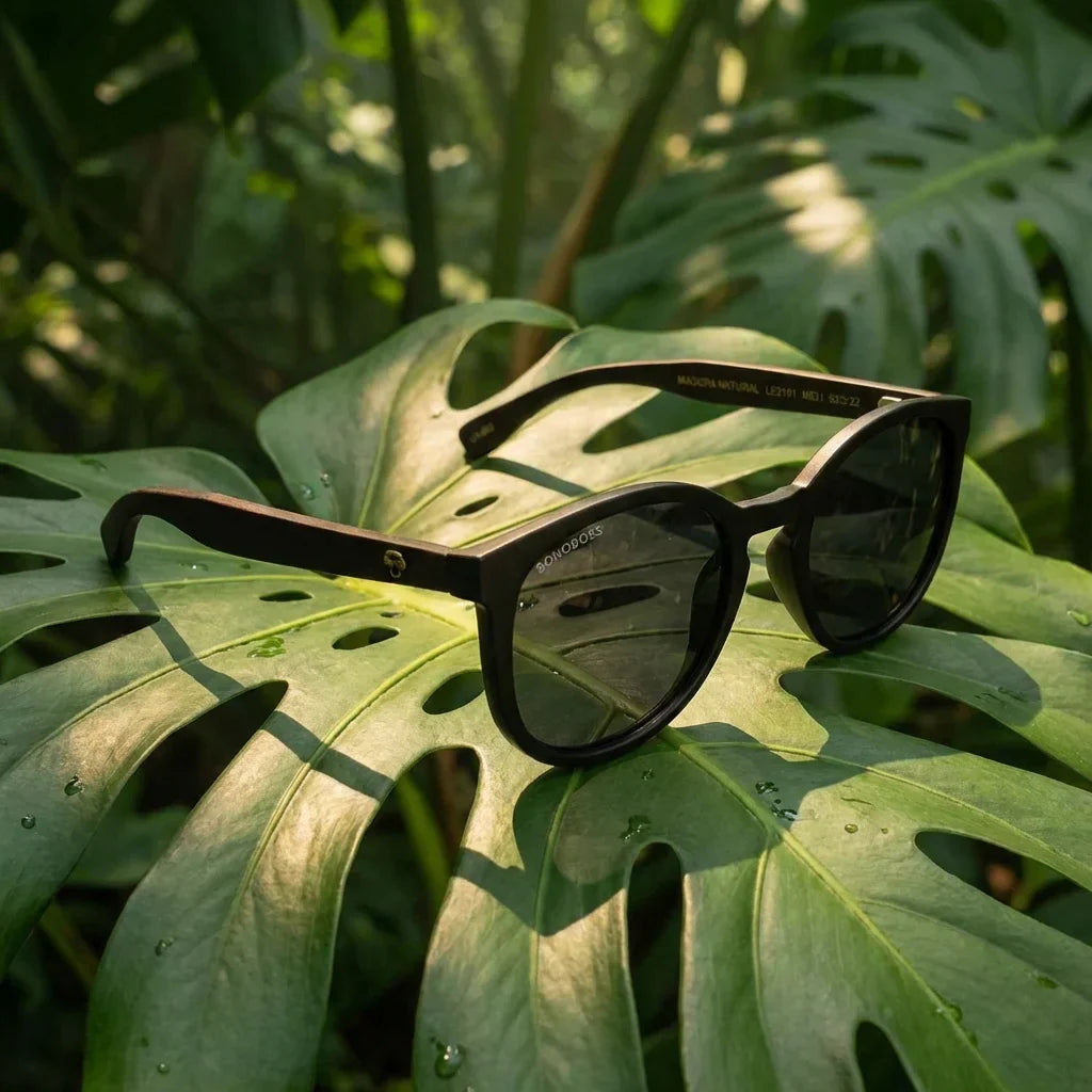 Lentes sol Meli Dark polarizados bio-acetato Negro composicion botanica monstera tropical Bonoboss #editorial_grid2 #color_negro