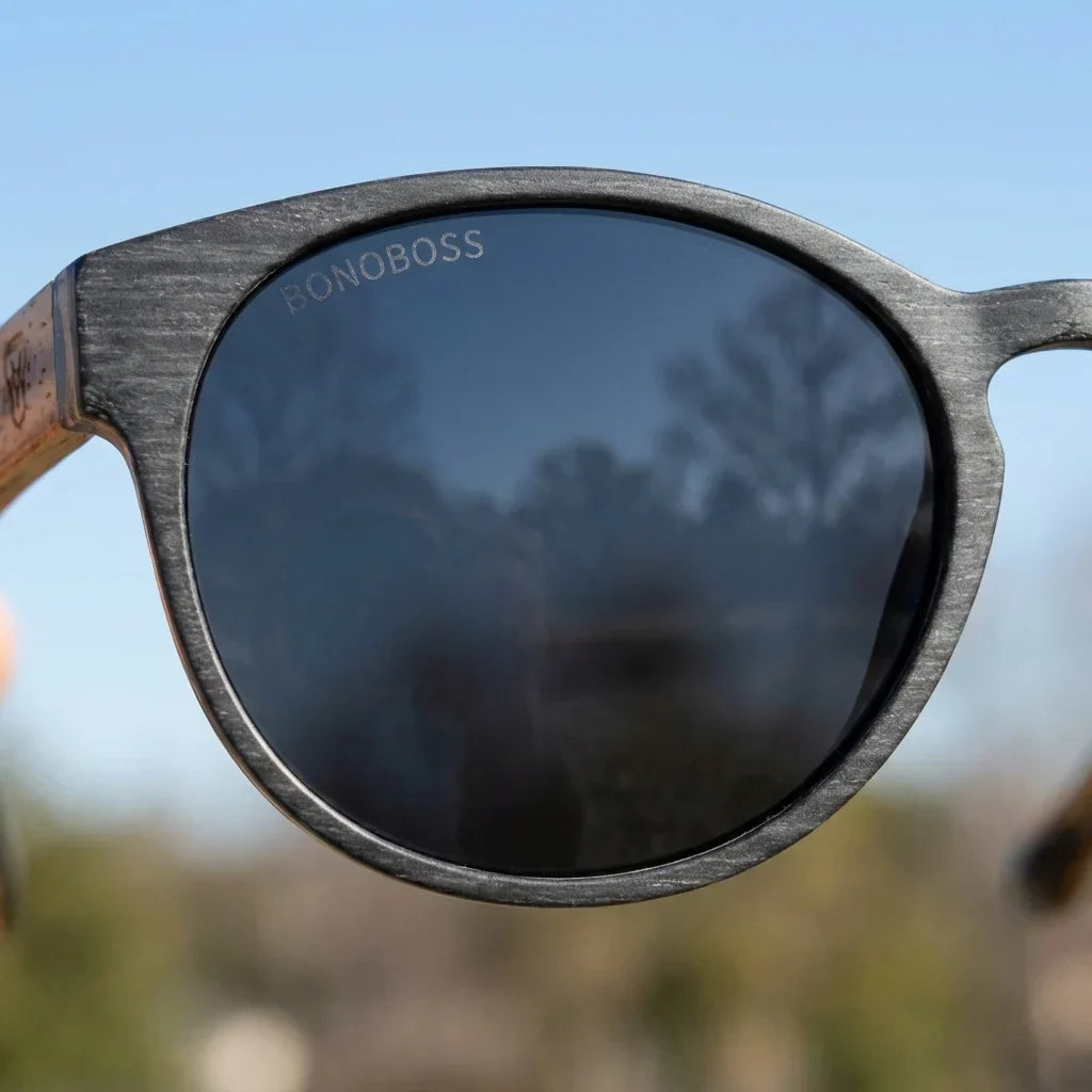 Lentes sol Chiloé 110 Wood polarizados UV400 detalle lente coating espejado precision optica Bonoboss #color_gris