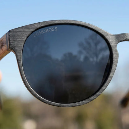 Lentes sol Chiloé 110 Wood polarizados UV400 detalle lente coating espejado precision optica Bonoboss #color_gris