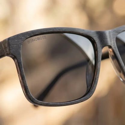Lentes sol Keule polarizados UV400 madera cacao close-up textura vetas detalle material premium Bonoboss #editorial_grid1 #color_cacao
