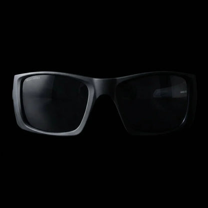 Lentes sol Salmon Seeker polarizados UV400 frontal dramatico luz editorial Bonoboss #color_dark