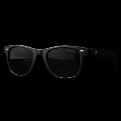Lentes sol Acacio RPET polarizados UV400 frontal dramatico luz editorial Bonoboss #color_negro