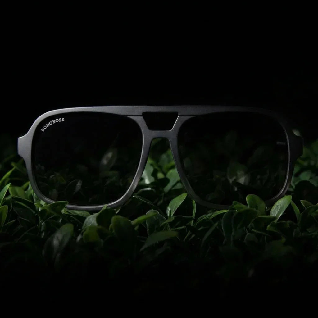 Lentes sol Orson RPET polarizados UV400 frontal dramatico luz editorial Bonoboss #color_black