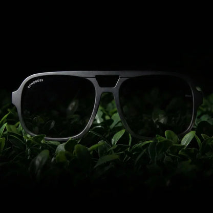Lentes sol Orson RPET polarizados UV400 frontal dramatico luz editorial Bonoboss #color_black