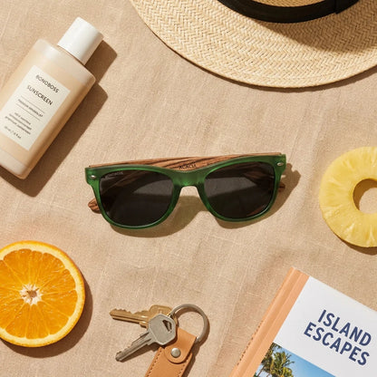 Lentes sol Acacia polarizados UV400 madera zebrano Verde Smoke flat lay summer essentials accesorios playa Bonoboss #editorial_detail2 #color_verde-smoke