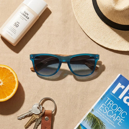Lentes sol Acacia polarizados UV400 madera zebrano Ocean Gradiente Azul flat lay summer essentials accesorios playa Bonoboss #editorial_detail2 #color_ocean-gradiente-azul