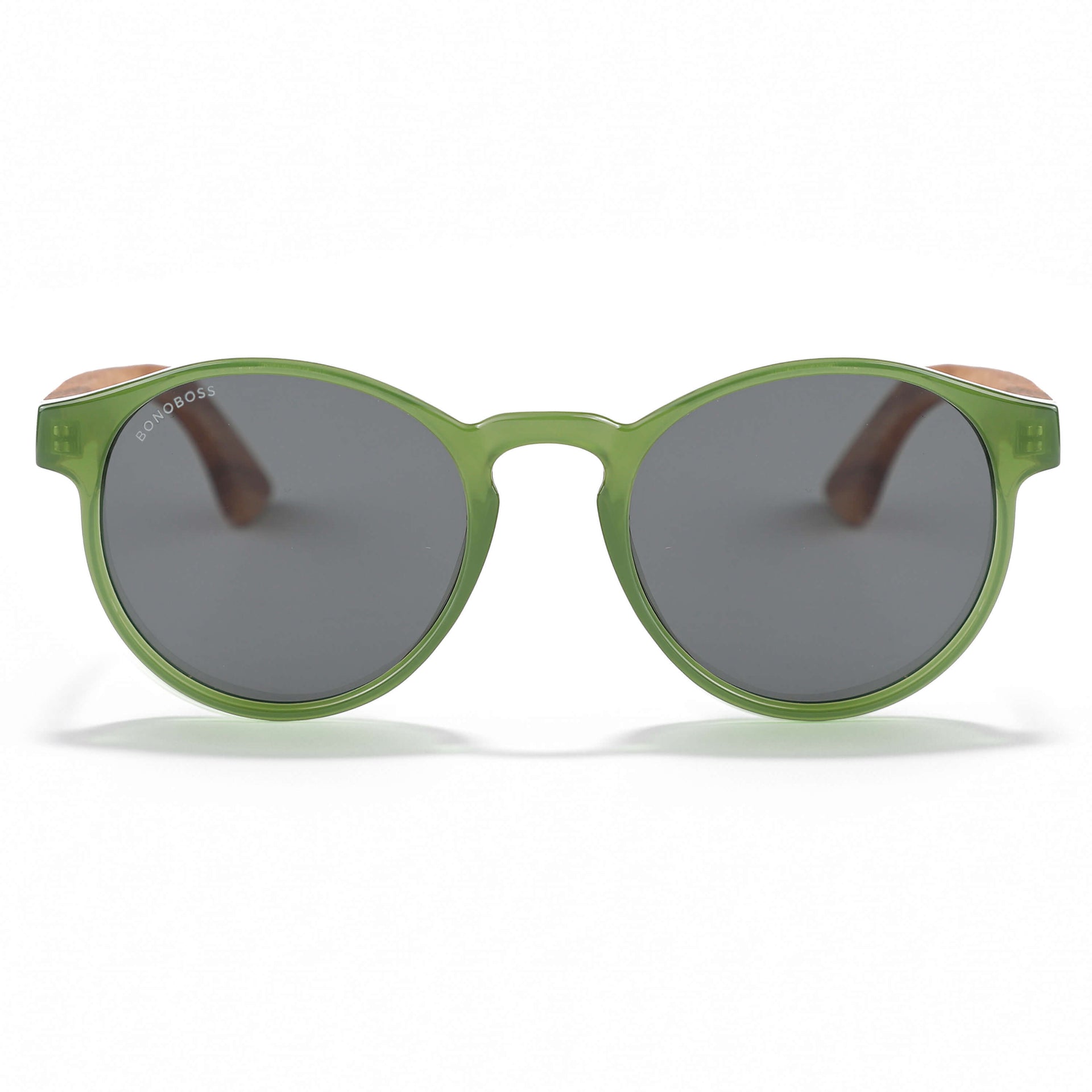 vista frontal de unos anteojos anteojos gafas de sol polarizadas de forma redonda y con puente para narices anchas hechas de plastico reciclado sustentable ecologico personalizada y patas de madera de #color_verde