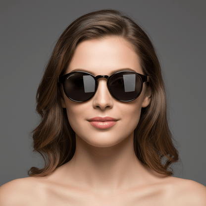 vista frontal de una modelo mujer hombre cara ovalada usando unos anteojos gafas de sol polarizadas de forma redonda y con puente para narices anchas hechas de plastico reciclado sustentable ecologico personalizada de #color_negro