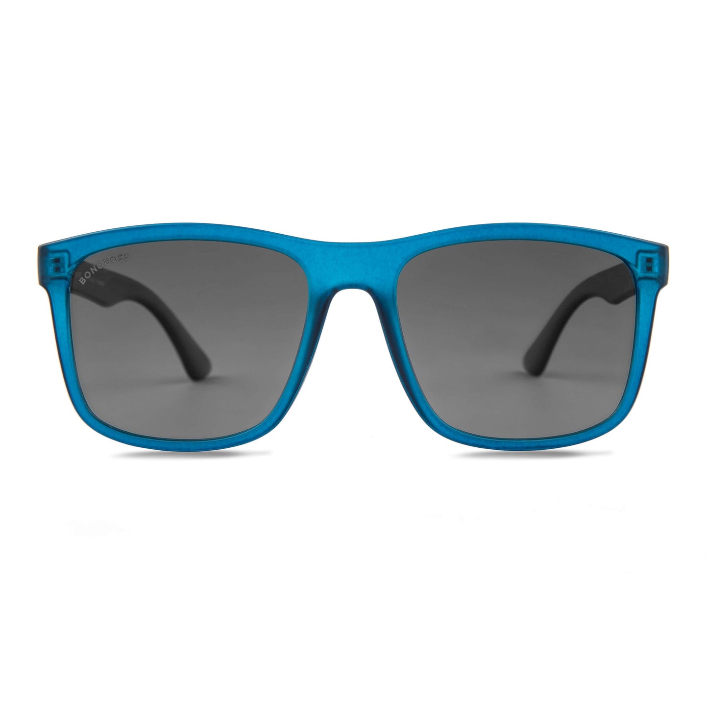lentes de sol polarizados hechos con botellas plasticas recicladas para hombre y mujer de color azul con lentes negras vista frontal #color_ocean