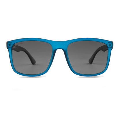 lentes de sol polarizados hechos con botellas plasticas recicladas para hombre y mujer de color azul con lentes negras vista frontal #color_ocean