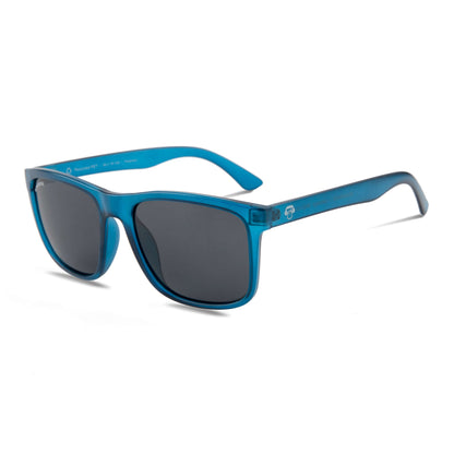 lentes de sol polarizados hechos con botellas plasticas recicladas para hombre y mujer de color azul con lentes negras vista angular #color_ocean