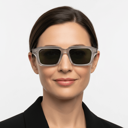 la vista frontal de una modelo mujer de cara redonda unos anteojos gafas de sol polarizadas de plastico reciclado sustentable personalizada para regalo corporativo de #color_g15