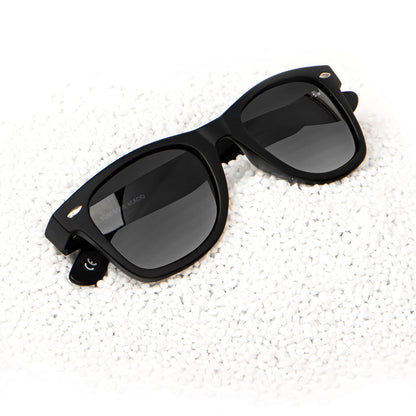 Acacio RPET anteojos de sol color negro de frente con madera natural #color_negro