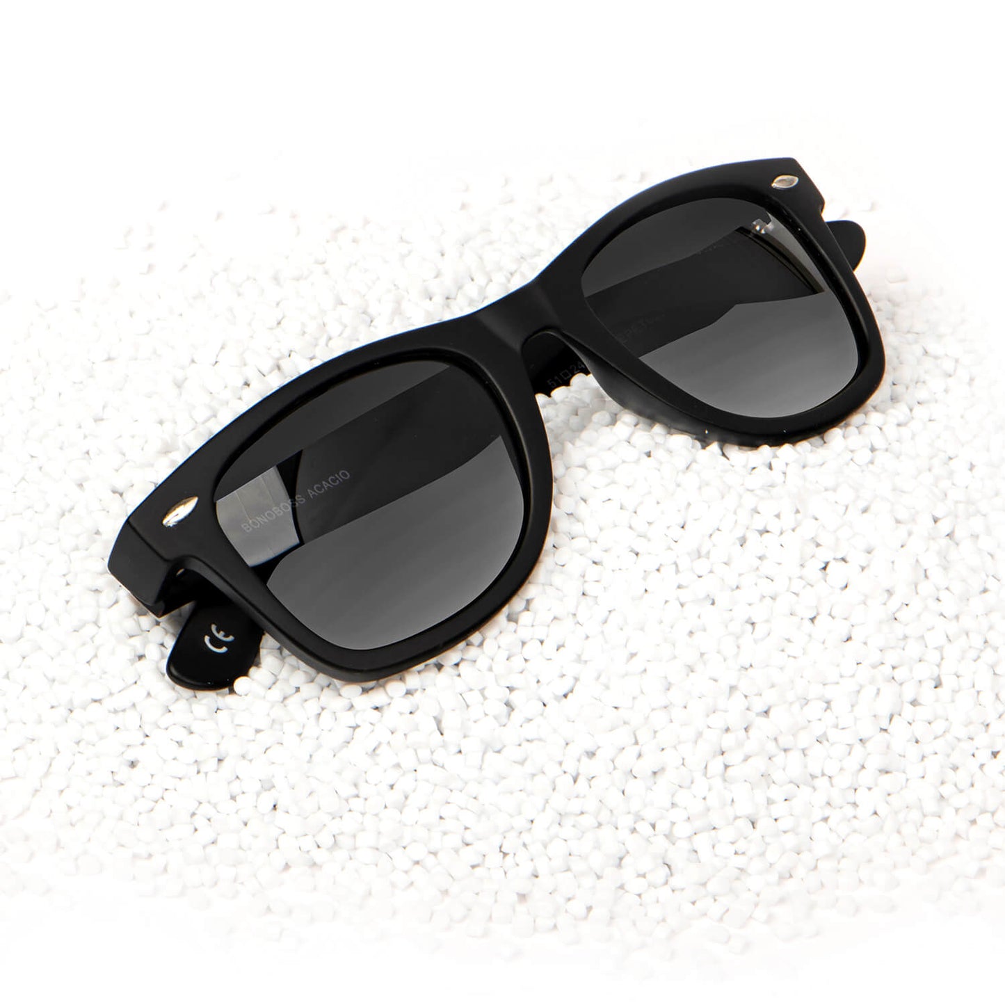 Acacio RPET anteojos de sol color negro de frente con madera natural #color_negro