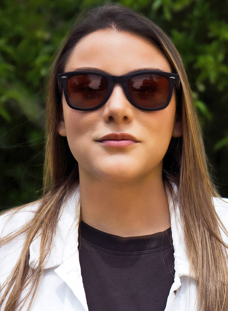 Primer plano frontal Acacio RPET gafas polarizadas tono rojo #color_rojo