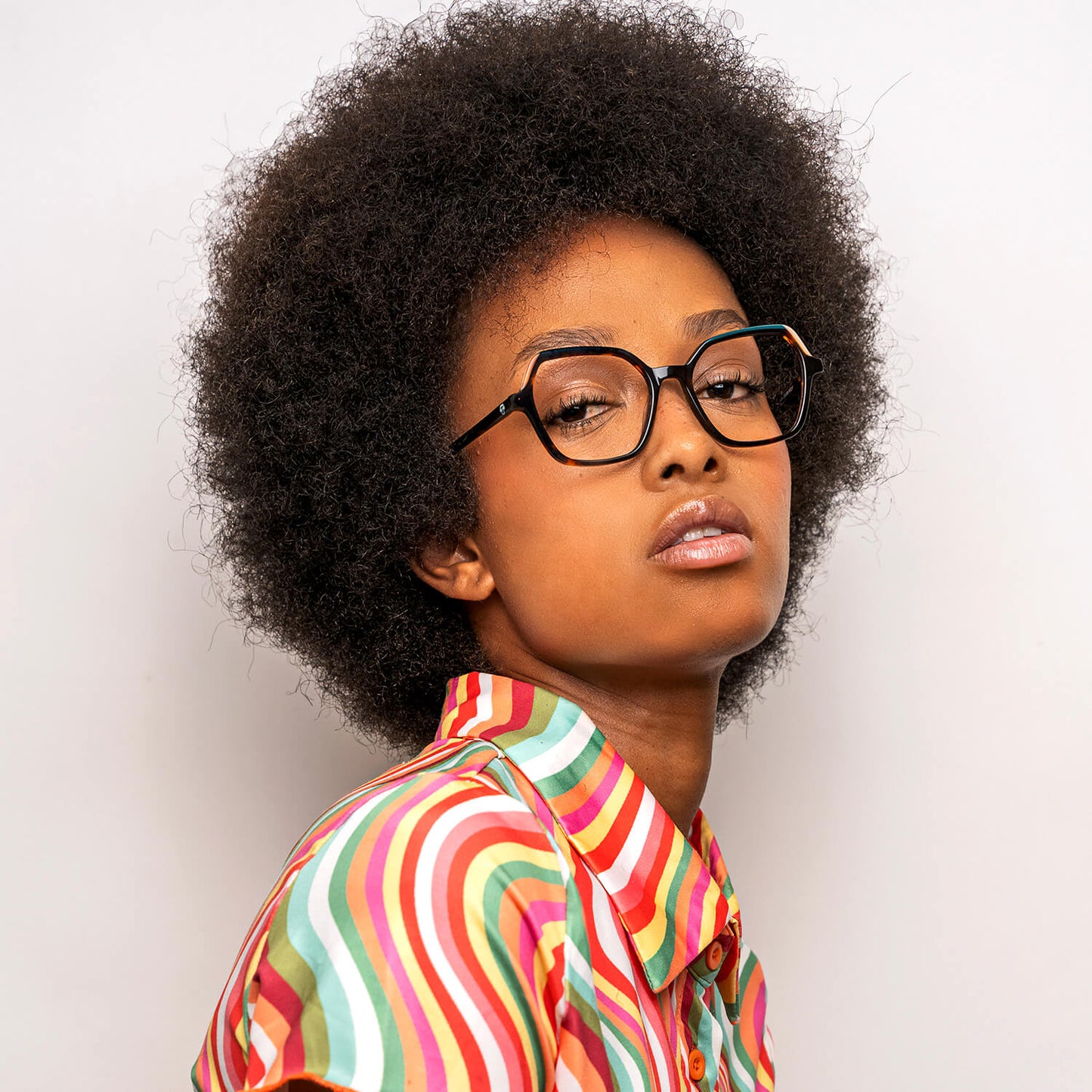 una mujer afroamericana con anteojos o armazones opticos Bonoboss de color carey lentes opticos cuadrados carey mujer cara redonda receta multifocal bifocal adelgazado filtro azul..jpg #color_carey