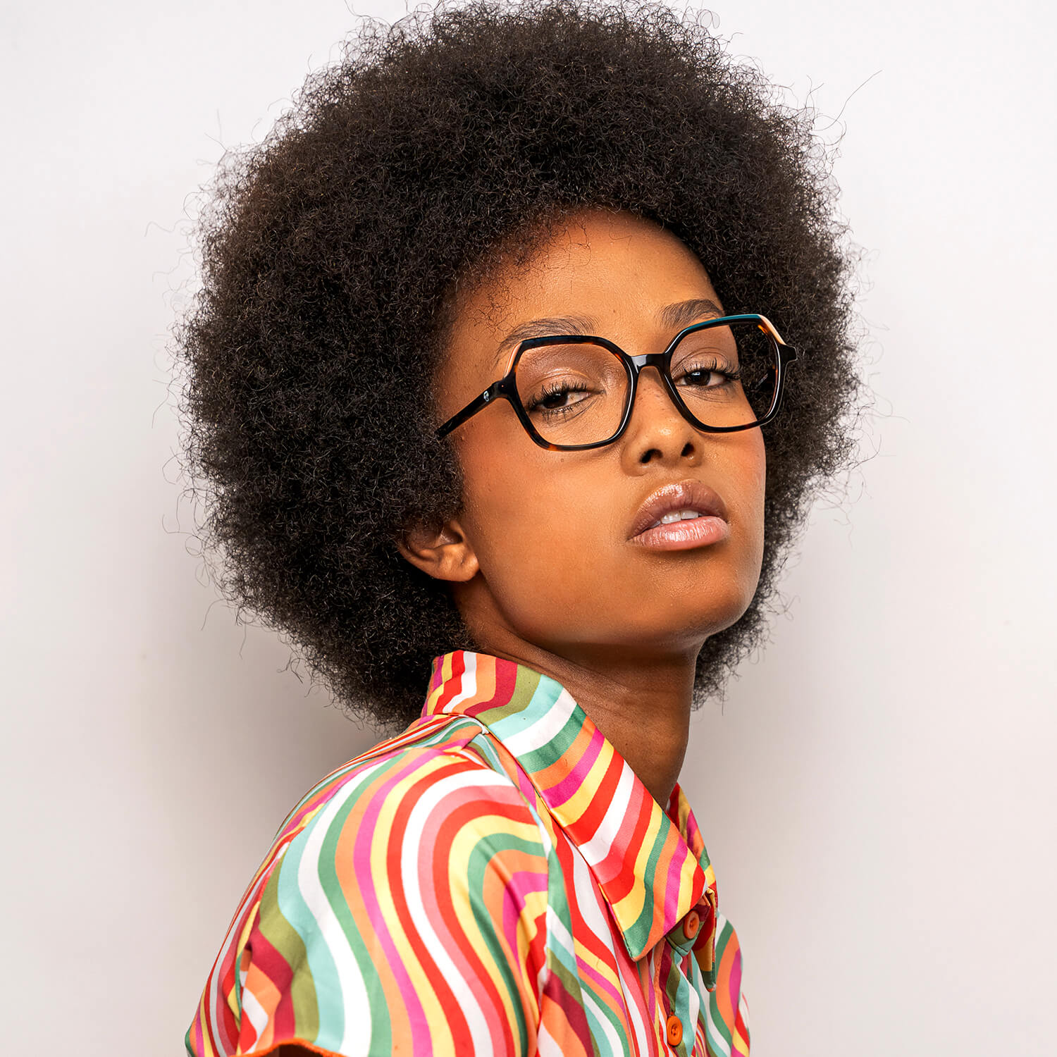 una mujer afroamericana con anteojos o armazones opticos Bonoboss de color carey lentes opticos cuadrados carey mujer cara redonda receta multifocal bifocal adelgazado filtro azul..jpg #color_carey