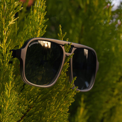vista lateral de unos anteojos de sol lentes de plastico reciclado y polarizados de color negro de moda para hombre retro #color_black