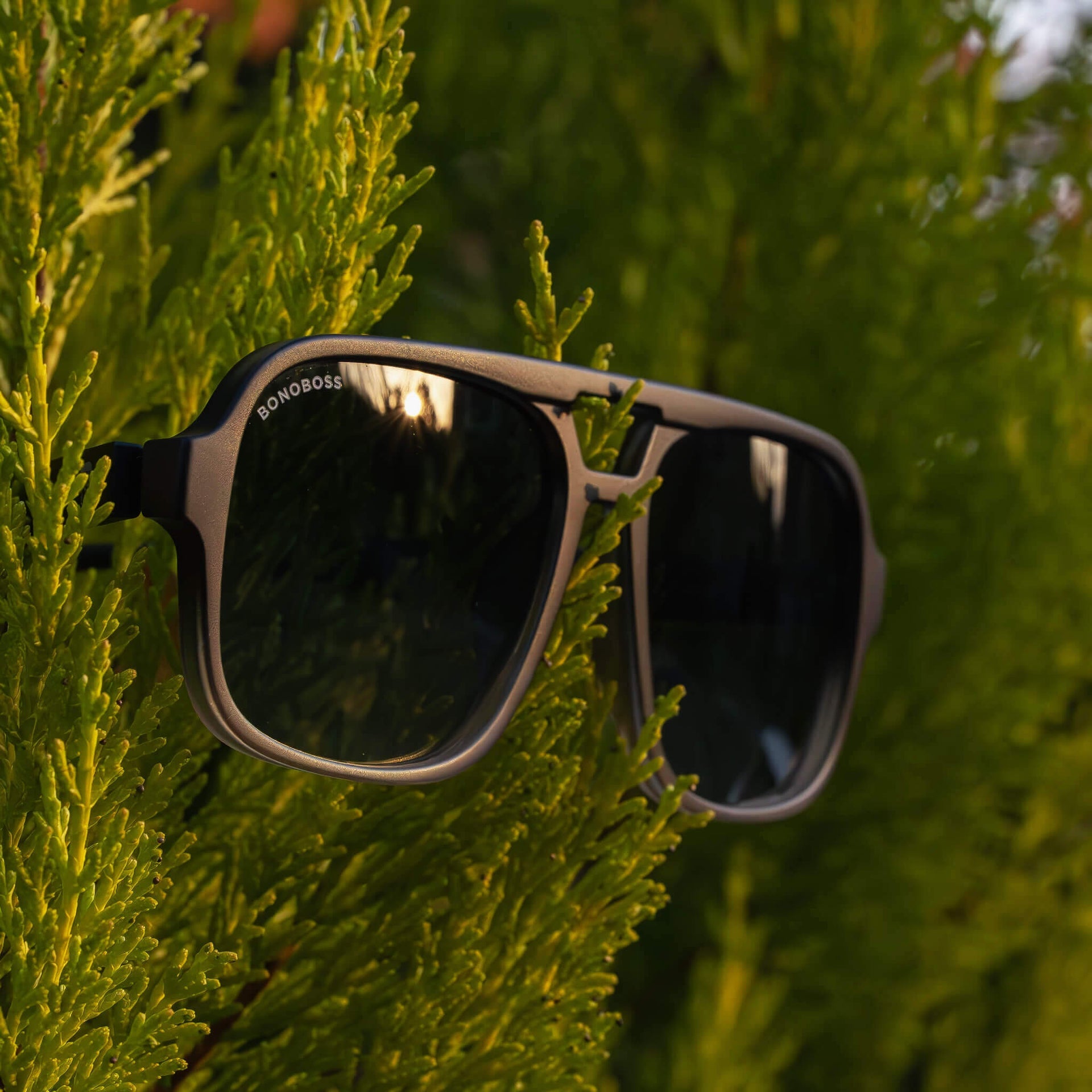 Orson RPET anteojos de sol color negro de frente con madera natural #color_black
