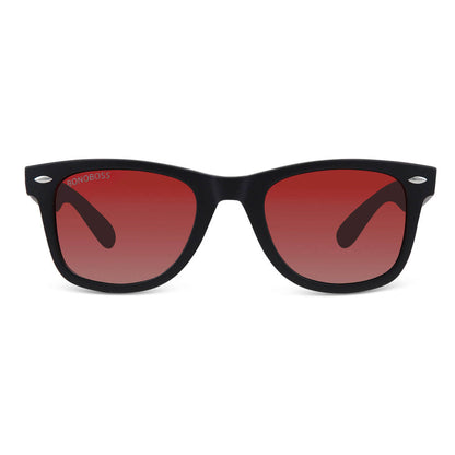 Vista frontal del modelo Acacio RPET lentes de sol mujer rojo clásico patas de madera #color_rojo