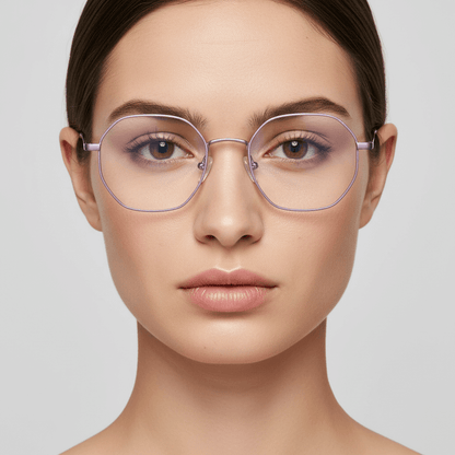 una mujer de cara redonda usando lentes opticos geometricos metalicos de acero inoxidable sustentable #color_purple