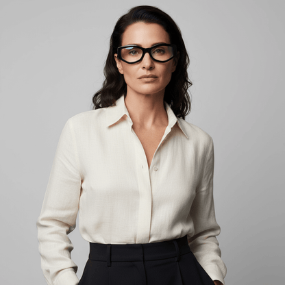 la vista frontal de una mujer de cara ovalada y pelo suelto de cuerpo completo armazones marcos opticos de la marca Bonoboss en acetato sustentable biodegradable reciclado de forma geometrica #color_negro