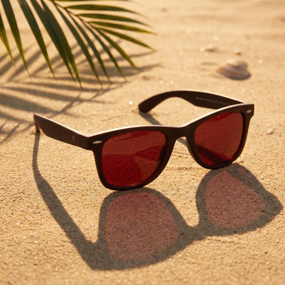 Lentes sol Acacia RPET Café polarizados UV400 sobre arena dorada costa textura natural Bonoboss #color_rojo