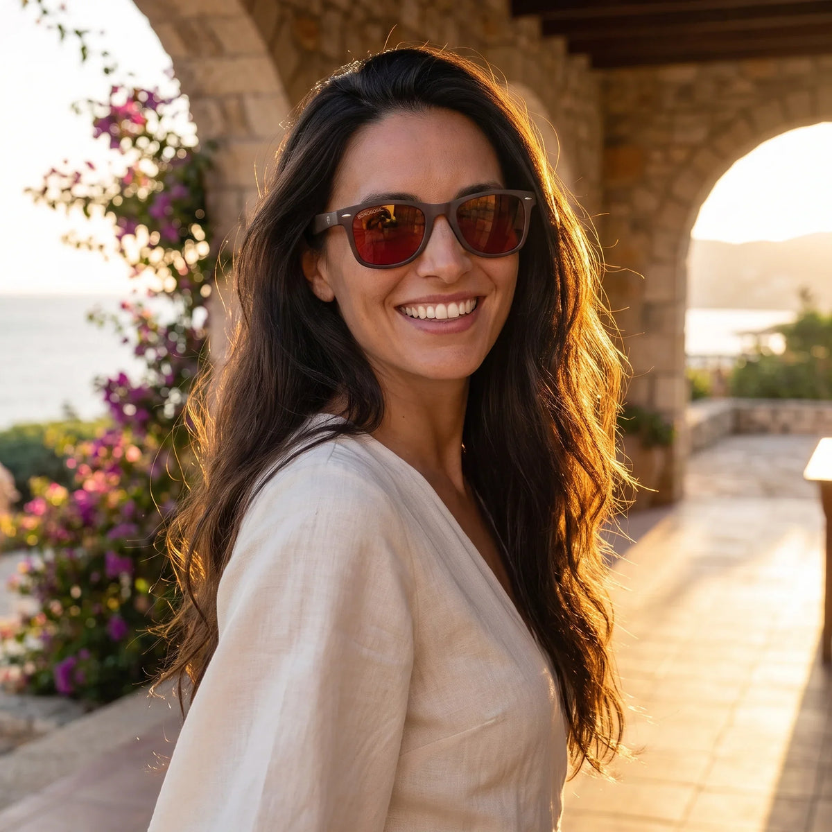 Mujer usando lentes sol Acacia RPET Café polarizados UV400 mujer atardecer golden hour luz calida Bonoboss #color_rojo