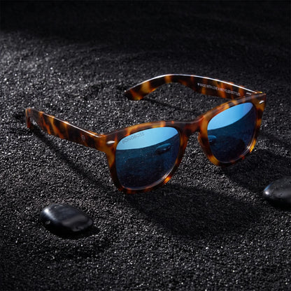 Lentes sol Acacia RPET Carey polarizados UV400 sobre arena negra volcanica Bonoboss #color_espejado-azul