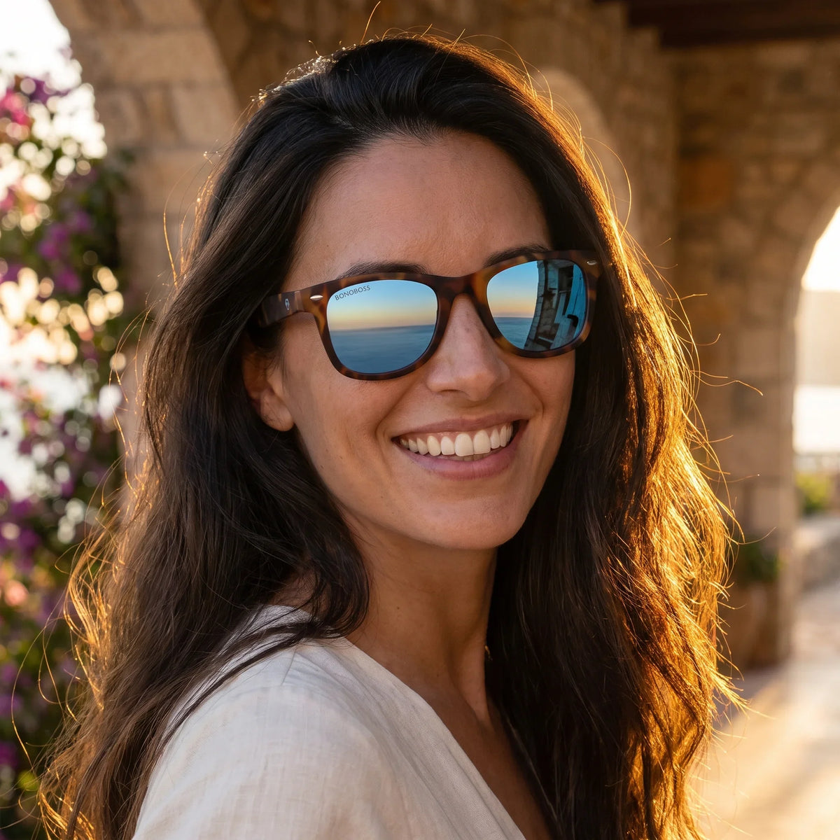 Mujer usando lentes sol Acacia RPET Carey polarizados UV400 mujer atardecer golden hour luz calida Bonoboss #color_espejado-azul