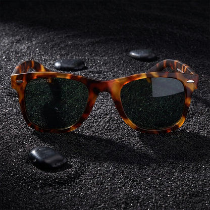 Lentes sol Acacia RPET Carey polarizados UV400 sobre arena negra volcanica Bonoboss #color_g15