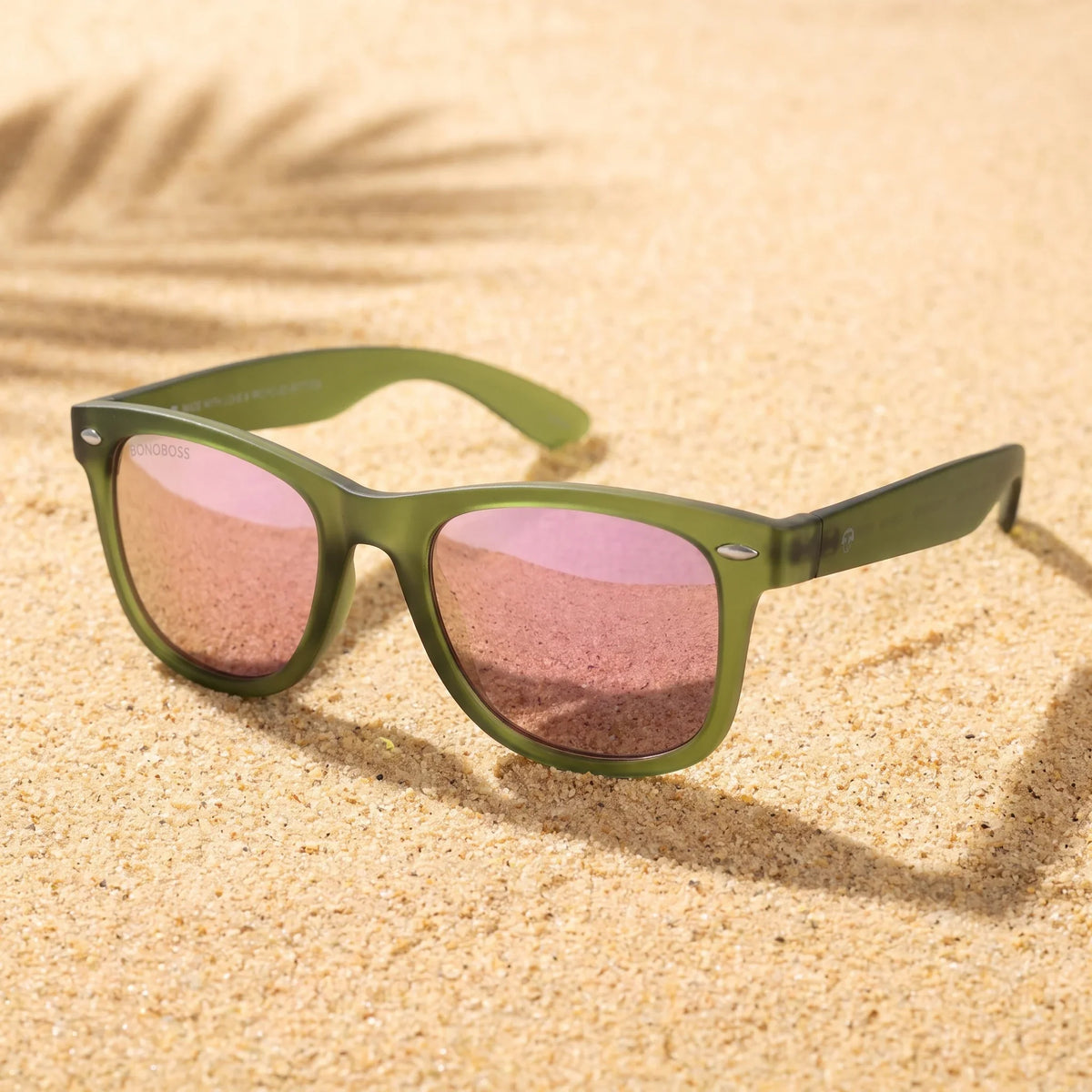 Lentes sol Acacia RPET Olive polarizados UV400 sobre arena dorada costa textura natural Bonoboss #color_espejado-pink