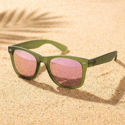 Lentes sol Acacia RPET Olive polarizados UV400 sobre arena dorada costa textura natural Bonoboss #color_espejado-pink