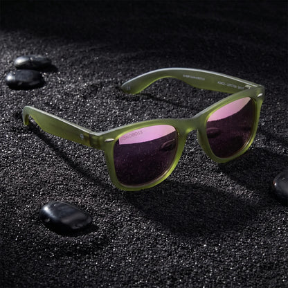 Lentes sol Acacia RPET Olive polarizados UV400 sobre arena negra volcanica Bonoboss #color_espejado-pink