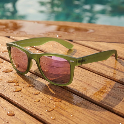 Lentes sol Acacia RPET Olive polarizados UV400 sobre madera teca con agua fresca Bonoboss #color_espejado-pink