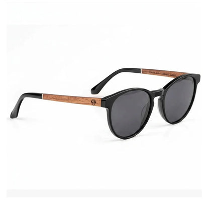 Lentes de sol Bonoboss Chiloé 220 Negro cristal Smoke vista tres cuartos armazón bio-acetato varilla madera UV400 #editorial_angulo45 #color_smoke