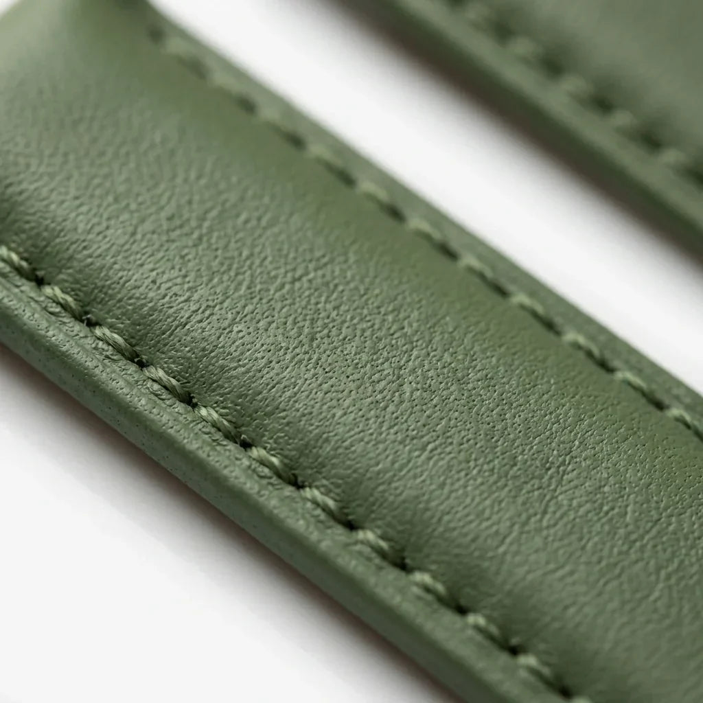 Bonoboss Correa Cuero Premium 22mm Green - macro detalle costura textura #editorial_wb_macro_stitch #color_green