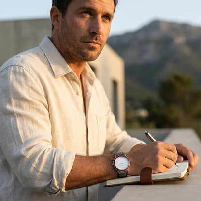 Bonoboss Correa Canvas + TPU 22mm Gris - lifestyle editorial modelo con reloj #editorial_ctx_lifestyle_full #color_gris
