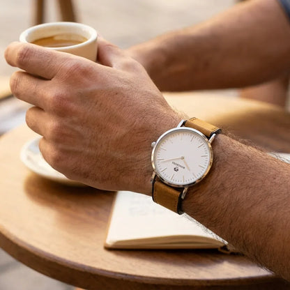 Bonoboss Correa Cuero Premium 22mm Cafe Claro - lifestyle muneca con reloj Toki Bonoboss #editorial_ctx_wrist_action #color_cafe-claro