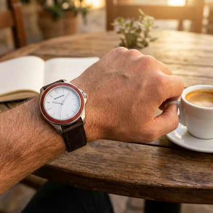 Bonoboss Correa Cuero Premium 22mm Cafe Oscuro - lifestyle muneca con reloj Toki Bonoboss #editorial_ctx_wrist_action #color_cafe-oscuro