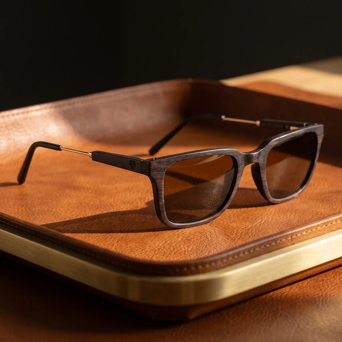 Lentes sol Thanos Ébano Natural UV400 sobre bandeja de cuero con detalles brass estilo premium Bonoboss #color_brown