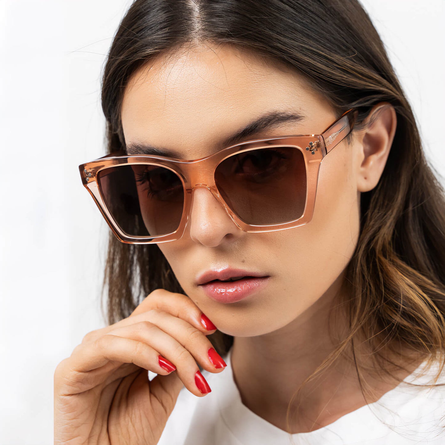 gafas de sol polarizadas cuadradas de color naranjo en mujer de cara ovalada #color_damasco