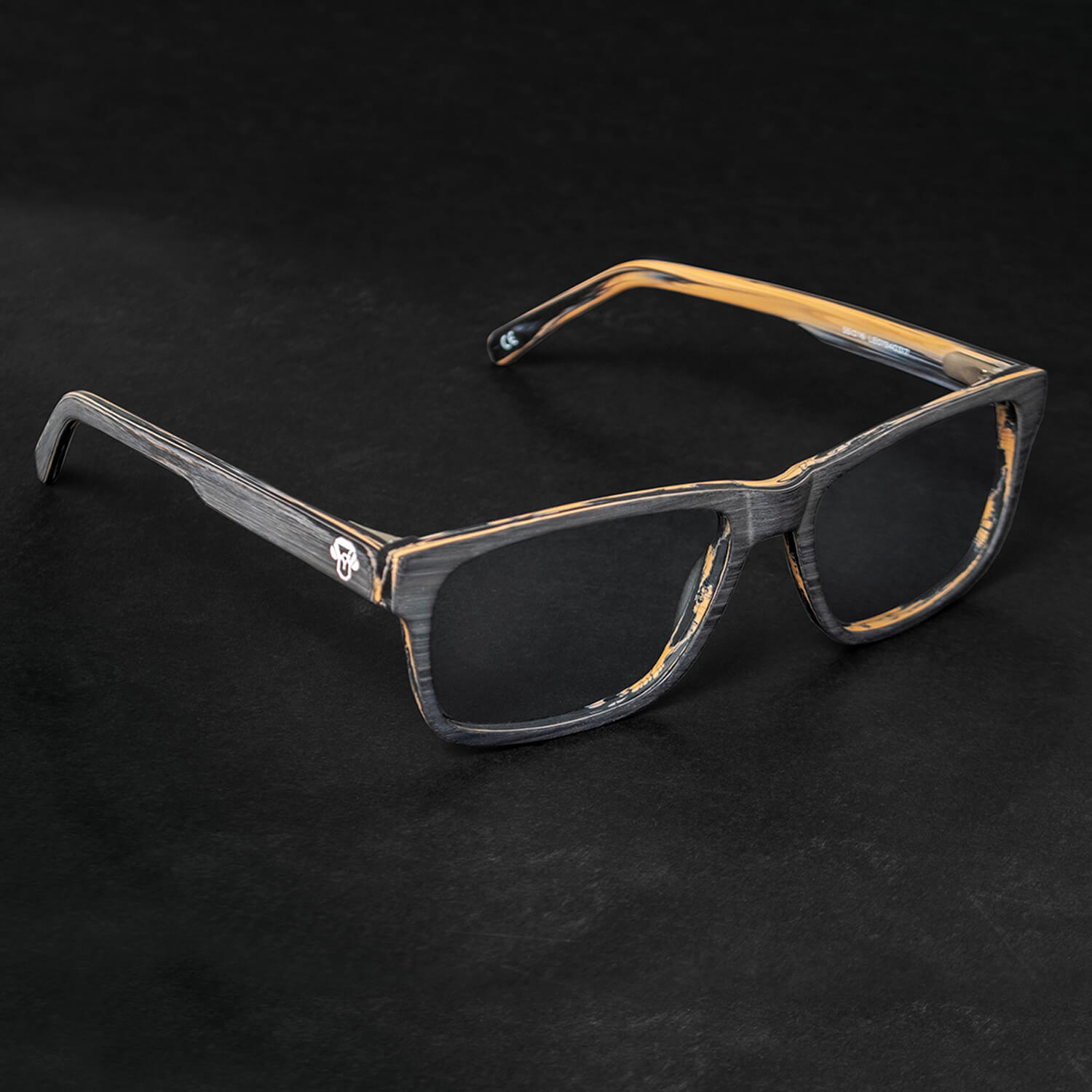 vista frontal de armazones o marcos opticos de material sustentable reciclado ecologico de forma rectangular de color negro para hombre y mujer de cara redonda#color_gris