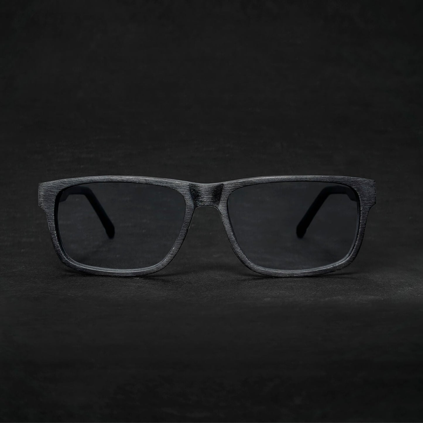 vista frontal de armazones o marcos opticos de material sustentable reciclado ecologico de forma rectangular de color negro para hombre y mujer de cara redonda#color_black