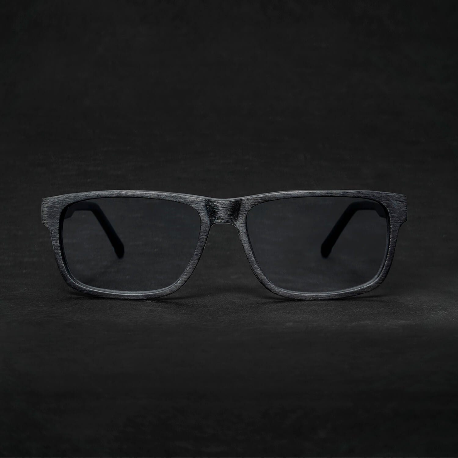 vista frontal de armazones o marcos opticos de material sustentable reciclado ecologico de forma rectangular de color negro para hombre y mujer de cara redonda#color_black